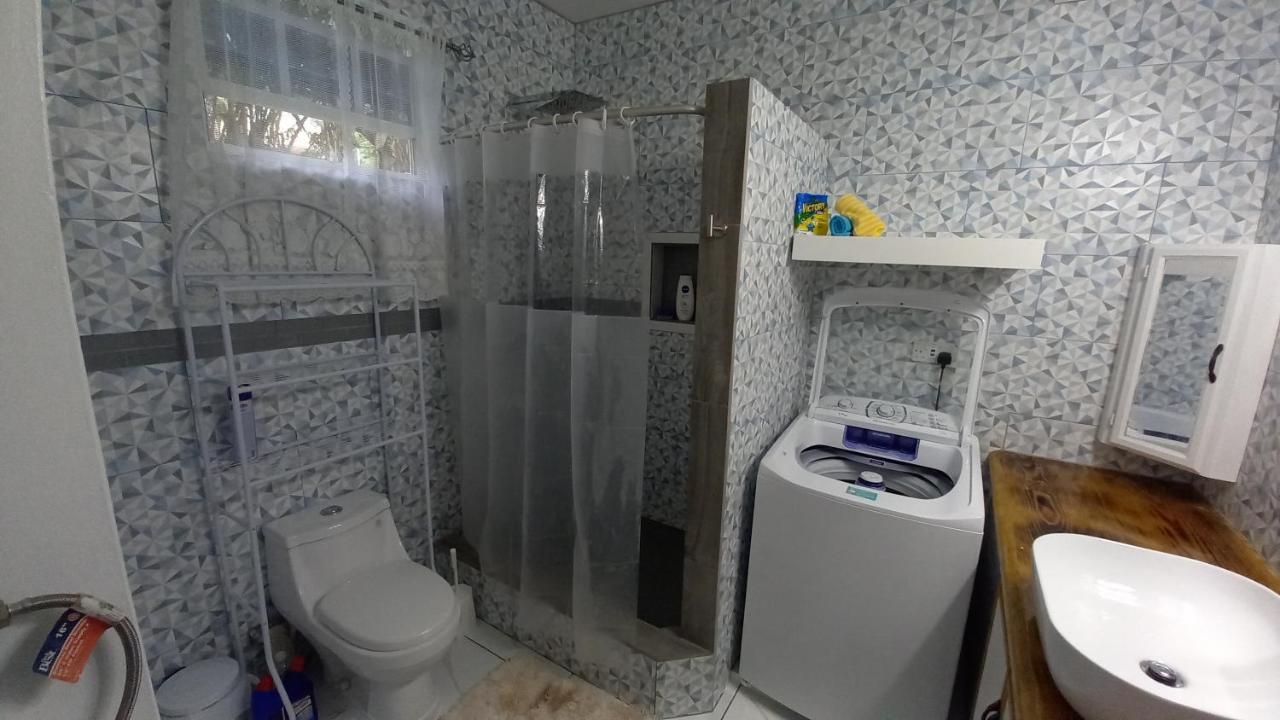 Cozy Vacation Retreat With Free Parking Apartment Roseau Luaran gambar